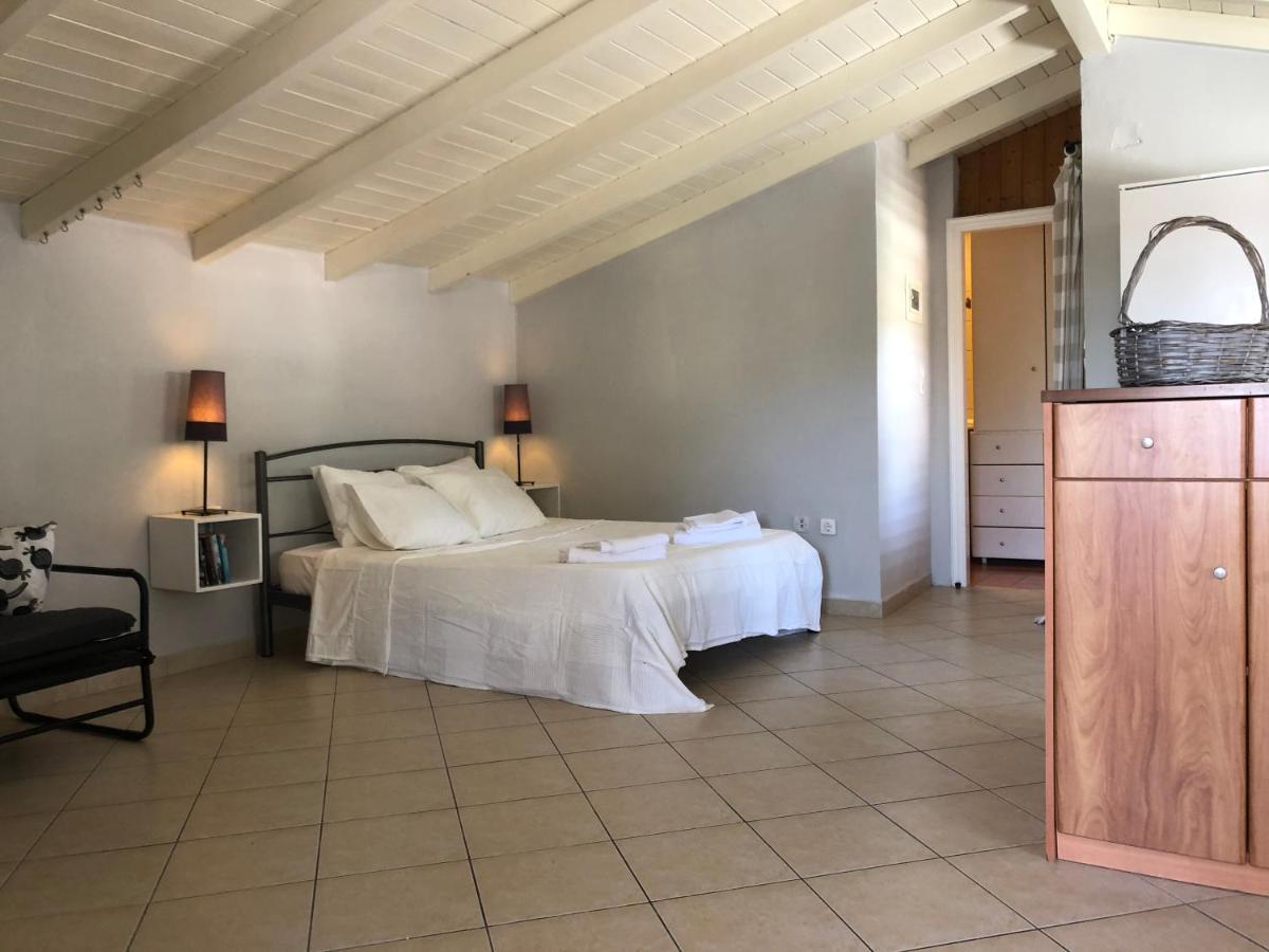 Sofita Studio Apartment Gaios Bagian luar foto