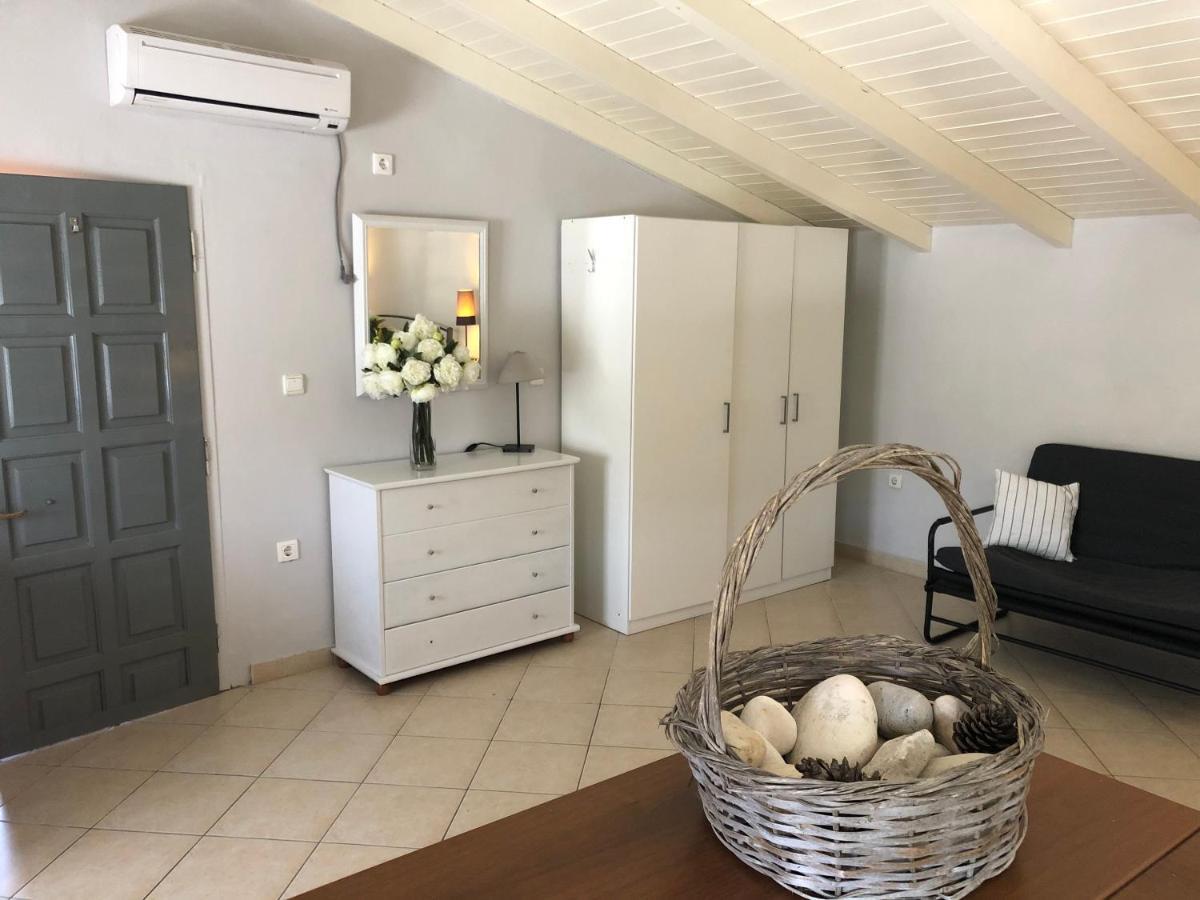 Sofita Studio Apartment Gaios Bagian luar foto